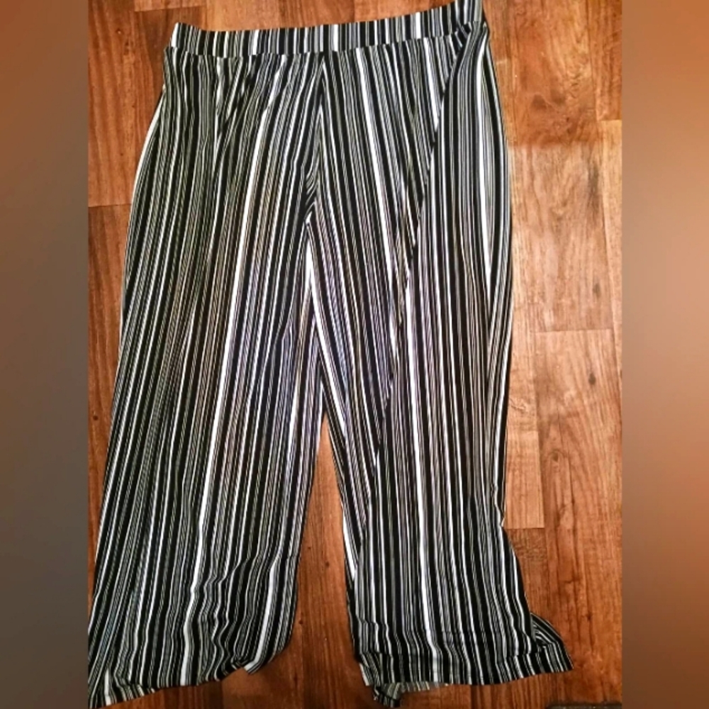Cato's black/white stripes